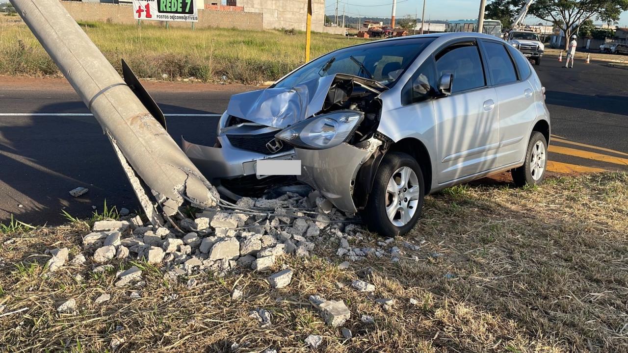 Foto 6 de 6 — Motorista perde controle de direção e bate em poste
